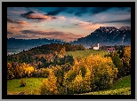 Niemcy, Bawaria, Alpy, Berchtesgaden, Jesień, Las, Góry, Drzewa, Polana, Dom, Wzgórze, Kościół, Niebo, Chmury, Księżyc, Wieczór