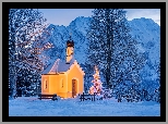 Oświetlona, Kaplica, Kapelle Maria Rast, Choinka, Drzewa, Ławki, Zima, Krun, Bawaria, Niemcy