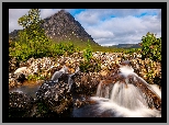 Szkocja, Góry, Buachaille Etive Mor, Rzeka, Coupall River, Kamienie, Drzewa, Chmury