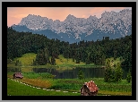 Góry Karwendel, Jezioro Geroldsee, Las, Drzewa, Drewniane, Domki, Miejscowość Krun, Bawaria, Niemcy