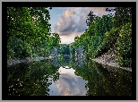 Niemcy, Park Rododendronów Kromlau, Kamienny, Most łukowy, Jezioro Rakotz, Drzewa, Chmury, Odbicie