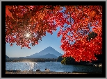 Jezioro, Góra Fudżi, Stratowulkan, Liście, Jesień, Promienie słońca, Wyspa Honsiu, Japonia