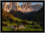 Włochy, Dolina, Val di Funes, Wieś, Santa Maddalena, Góry, Dolomity, Lasy, Drzewa, Domy, Kościół