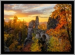 Niemcy, Saksonia, Park Narodowy Saskiej Szwajcarii, Góry Połabskie, Las, Drzewa, Jesień, Bastei, Skały, Zachód słońca, Chmury