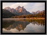 Góry, Sawtooth Range, Góra, Mcgown Peak, Jezioro, Stanley Lake, Jesień, Drzewa, Chmury, Odbicie, Stan Idaho, Stany Zjednoczone