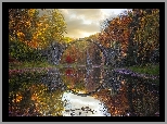 Niemcy, Saksonia, Park Rododendronów Kromlau, Kamienny, Most łukowy, Jezioro Rakotz, Drzewa, Jesień, Chmury, Odbicie