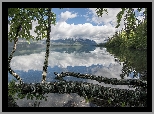 Jezioro Lake McDonald, Drzewa, Brzozy, Góry, Chmury, Odbicie, Park Narodowy Glacier, Stan Montana, Stany Zjednoczone