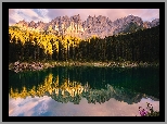 Jezioro Karersee, Lago di Carezza, Góry, Alpy, Dolomity, Góra Latemar, Las, Drzewa, Chmury, Południowy Tyrol, Włochy