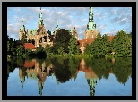 Dania, Zamek w Hillerod, Frederiksborg Castle, Jezioro, Drzewa