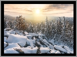 Zima, Śnieg, Kamienie, Drzewa, Świerki, Góry, Mgła, Słońce, Południowy Ural, Rosja