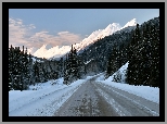 Kanada, Kolumbia Brytyjska, Przełęcz Pine Pass, Droga Highway 97, Góra Murray Range, Zima, Chmury, Las, Drzewa