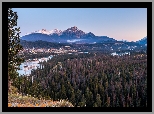 Góry Skaliste, Drzewa, Rzeka, Park Narodowy Jasper, Domy, Alberta, Kanada