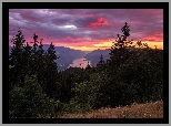 Góry, Columbia River Gorge, Drzewa, Góry Kaskadowe, Rzeka Kolumbia, Chmury, Zachód słońca, Stan Waszyngton, Stany Zjednoczone