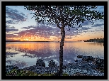 Jezioro, Lake Inari, Drzewo, Zachód słońca, Chmury, Finlandia