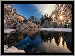 Park Narodowy Yosemite, Rzeka Merced, Drzewa, Zima, Śnieg, Góry, Promienie słońca, Kalifornia, Stany Zjednoczone
