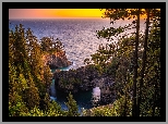 Skały, Most skalny, Drzewa, Morze, Wybrzeże Park stanowy, Samuel H. Boardman State Scenic Corridor, Punkt widokowy, Natural Bridges Viewpoint, Brookings, Oregon, Stany Zjednoczone