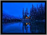 Park Narodowy Yoho, Jezioro, Emerald Lake, Dom, Oświetlony, Most, Góry, Las, Drzewa, Prowincja Kolumbia Brytyjska, Kanada