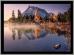 Park Narodowy Banff, Góra Mount Rundle, Jezioro, Two Jack Lake, Mostek, Odbicie, Drzewa, Las, Mgła, Alberta, Kanada