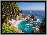 Park stanowy Julii Pfeiffer Burns, Zatoczka McWay Cove, Morze, Wybrzeże, Zatoka, Skały, Żaglówka, Drzewa, Palma, Roślinność, Kalifornia, Stany Zjednoczone