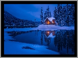 Park Narodowy Yoho, Jezioro Emerald Lake, Zima, Śnieg, Lód, Dom, Most, Góry, Las, Drzewa, Prowincja Kolumbia Brytyjska, Kanada