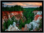 Stany Zjednoczone, Georgia, Providence Canyon, Drzewa, Góry, Skały, Roślinność, Zbocza, Wąwóz, Niebo, Zachód słońca