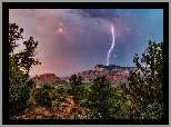 Stany Zjednoczone, Arizona, Sedona, Góra, Bear Mountain, Skały, Drzewa, Chmury, Burza, Błyskawica, Piorun