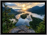Góry, Rzeka, Wschód słońca, Mgła, Drzewa, Iglaste, Skała