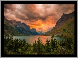 Stany Zjednoczone, Stan Montana, Park Narodowy Glacier, Drzewa, Góry, Jezioro, Saint Mary Lake, Zachód słońca, Chmury