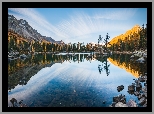Szwajcaria, Kanton Gryzonia, Góry, Alpy, Dolina Val di Campo, Jezioro Lago di Saoseo, Kamienie, Drzewa, Jesień, Odbicie