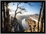 Rzeka Łaba, Skały, Drzewa, Promienie słońca, Punkt widokowy, Basteiaussicht, Park Narodowy Saskiej Szwajcarii, Lochmen, Niemcy
