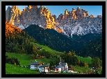 Włochy, Dolina, Val di Funes, Wieś, Santa Maddalena, Rozświetlone, Góry, Dolomity, Lasy, Drzewa, Domy, Kościół