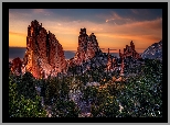 Wschód słońca, Skały, Drzewa, Formacje skalne, Park, Garden of the Gods, Colorado Springs, Kolorado, Stany Zjednoczone