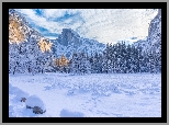 Zima, Park Narodowy Yosemite, Drzewa, Góry, Chmury, Kalifornia, Stany Zjednoczone