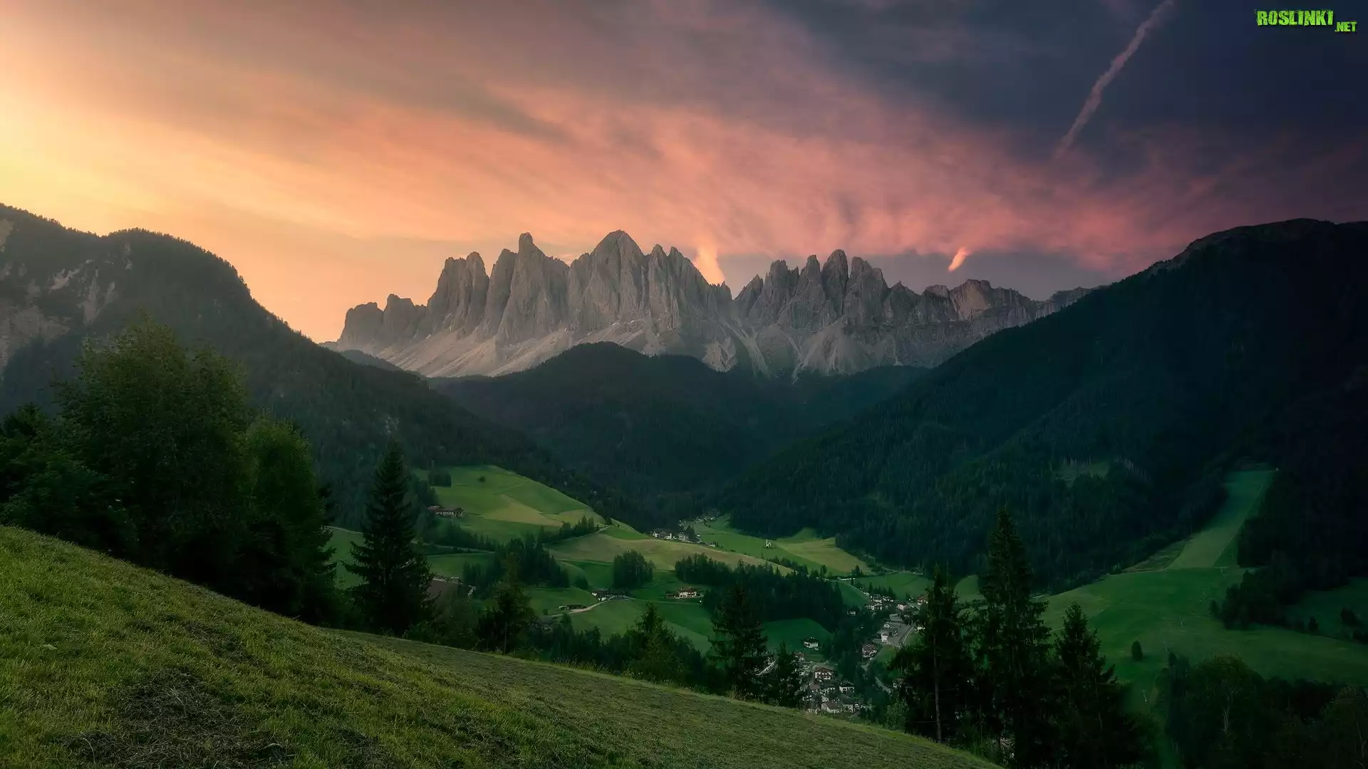 Góry, Dolomity, Lasy, Drzewa, Domy, Dolina, Val di Funes, Wschód słońca, Włochy
