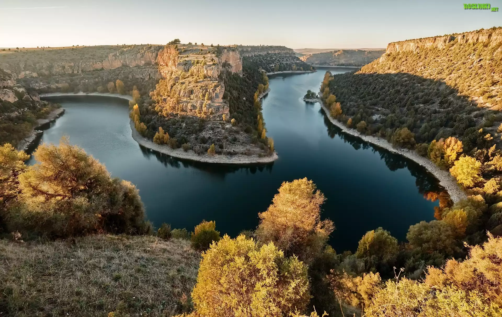 Hiszpania, Prowincja Segovia, Park krajobrazowy Hoces del RÃo Duratón - Parque Natural Hoces del Rio Duratón, Rzeka Duratón, SkaÅ‚y, Drzewa, RoÅ›linność