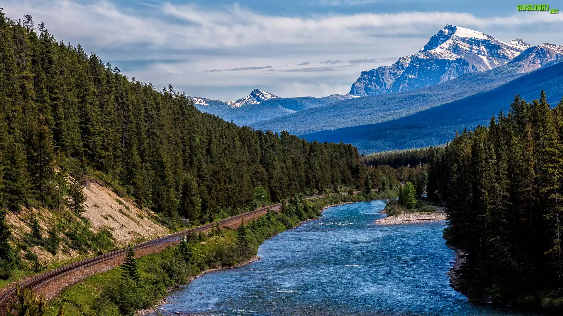 Góry Skaliste, Ośnieżone, Szczyty, Las, Drzewa, Rzeka, Bow River, Park Narodowy Banff, Tory kolejowe, Alberta, Kanada