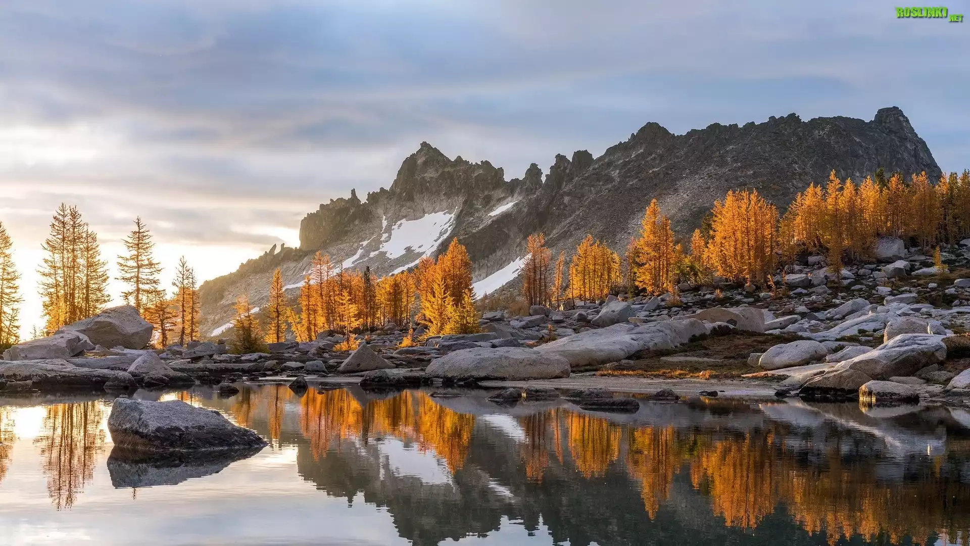 Jesień, Góry Kaskadowe, Jezioro Snow Lake, Rezerwat przyrody, Alpine Lakes Wilderness, Drzewa, Kamienie, Odbicie, Stan Waszyngton, Stany Zjednoczone
