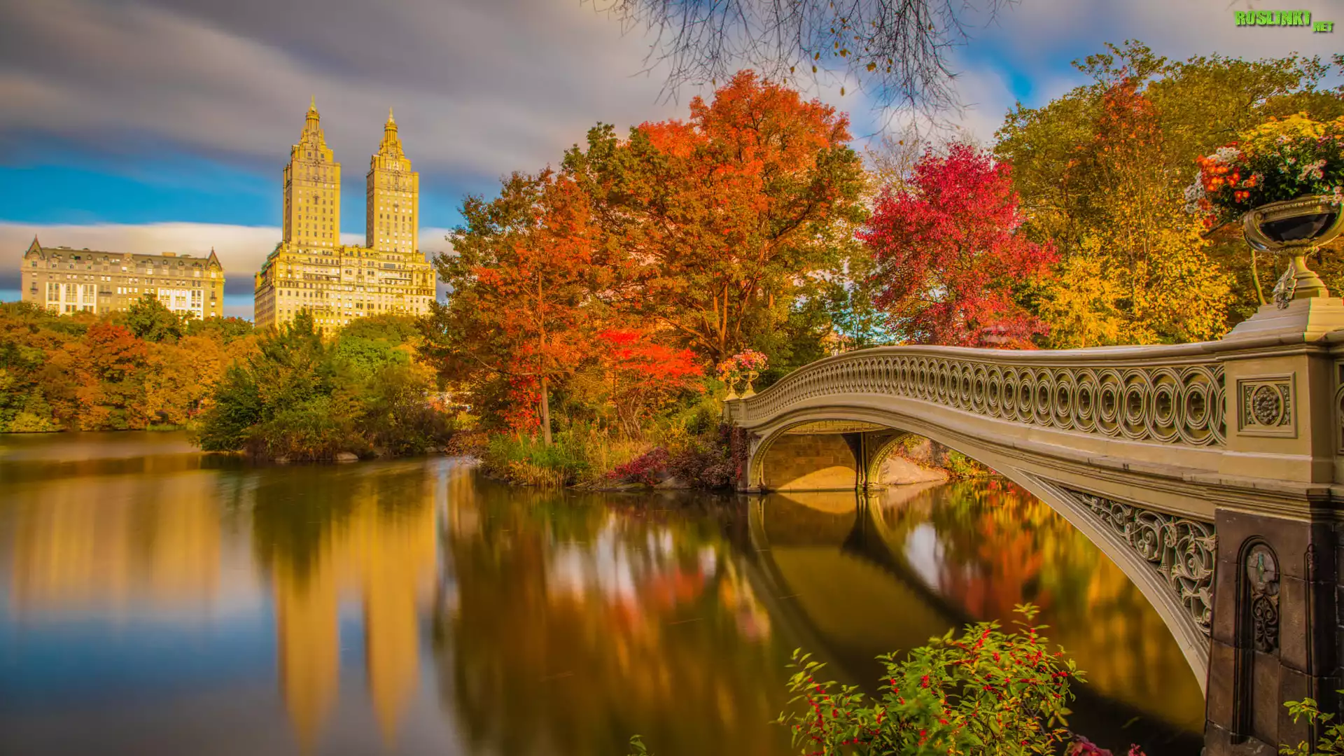 Jesień, Nowy Jork, Manhattan, Central Park, Budynek Eldorado, Drzewa, Jezioro, Most, Stany Zjednoczone