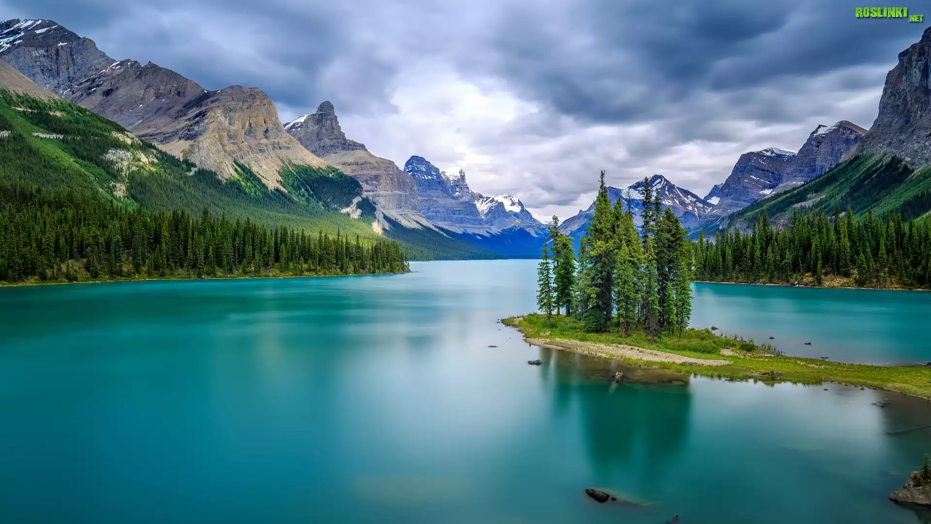 Park Narodowy Jasper, Góry, Jezioro, Maligne Lake, Wyspa Duchów, Drzewa, Chmury, Prowincja Alberta, Kanada