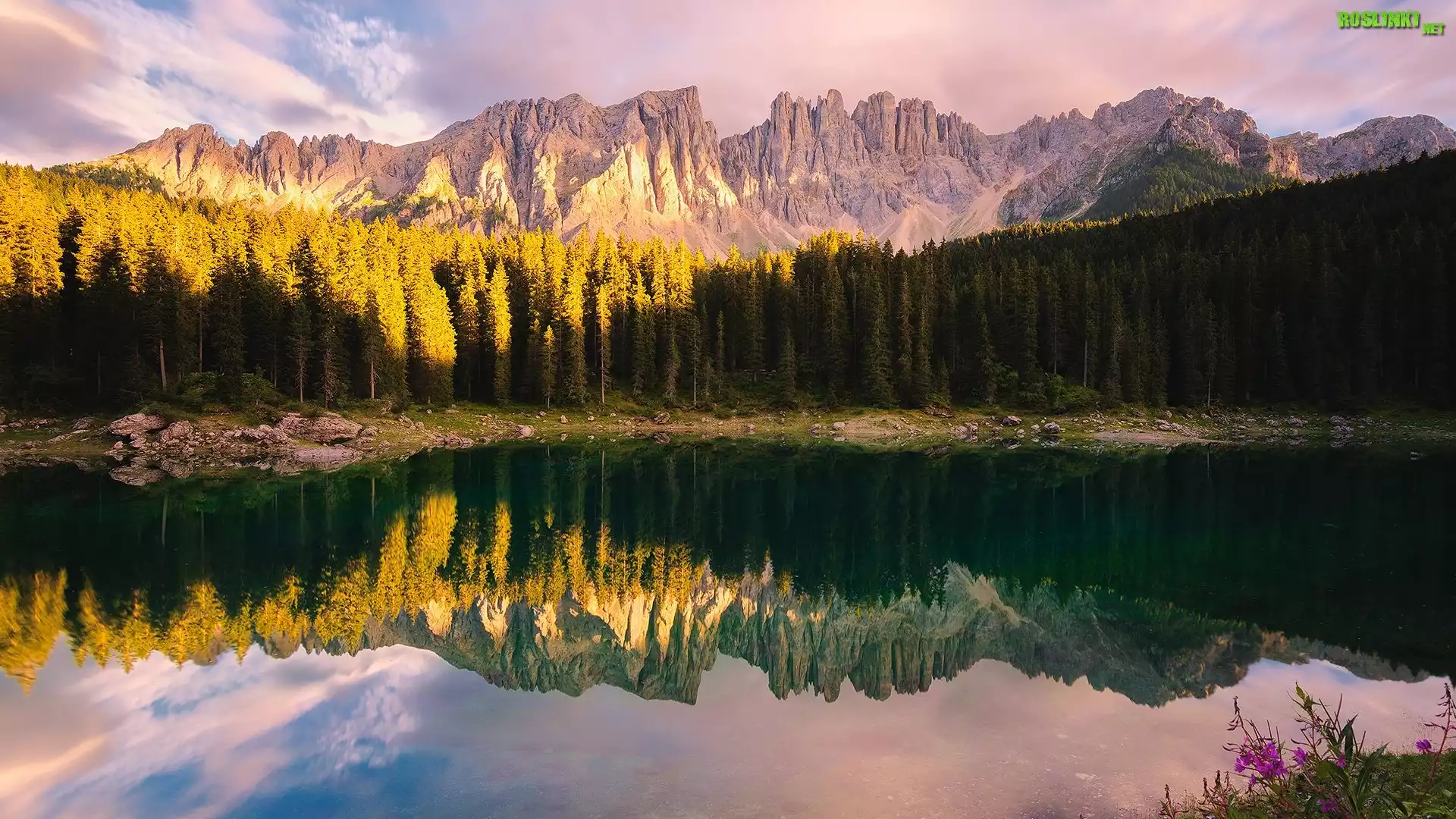 Jezioro Karersee, Lago di Carezza, Góry, Alpy, Dolomity, Góra Latemar, Las, Drzewa, Chmury, Południowy Tyrol, Włochy