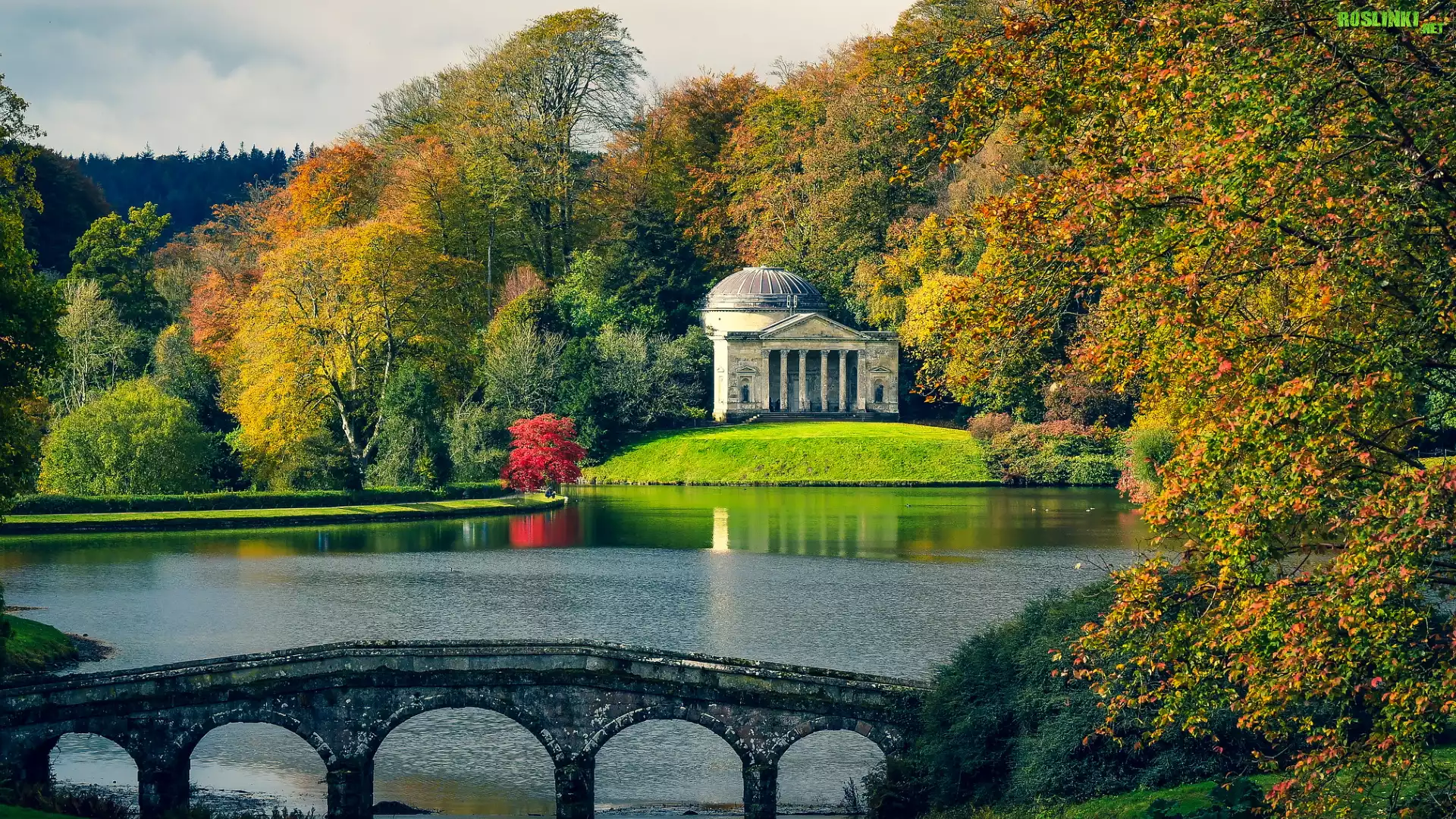 Jesień, Jezioro, Most, Drzewa, Budowla, Panteon, Ogród, Rezydencja Stourhead, Wiltshire, Anglia