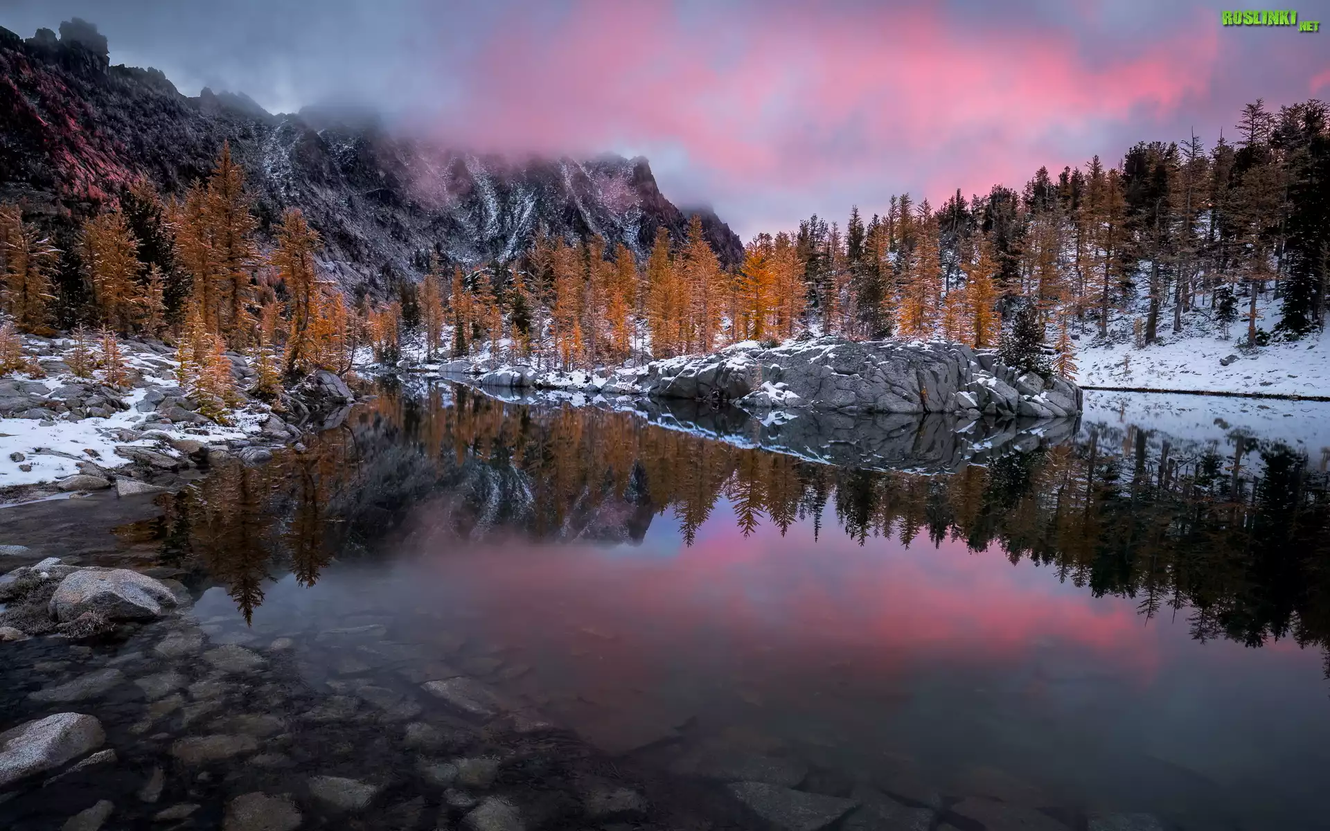 Jezioro Sprite Lake, Drzewa, Skały, Śnieg, Góry Kaskadowe, Stan Waszyngton, Stany Zjednoczone