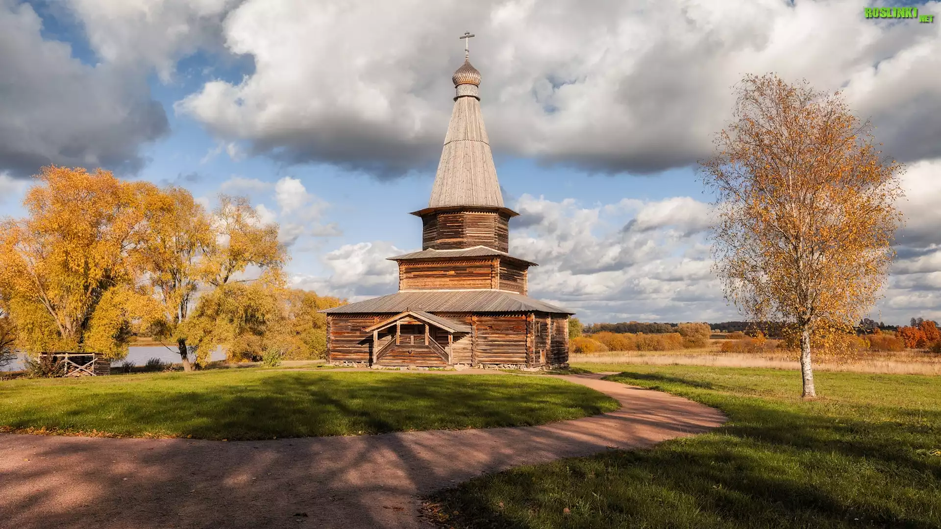 Kościół, Wniebowzięcia Najświętszej Marii Panny, Drzewa, Jesień, Wieś Kuritsko, Obwód nowogrodzki, Rosja