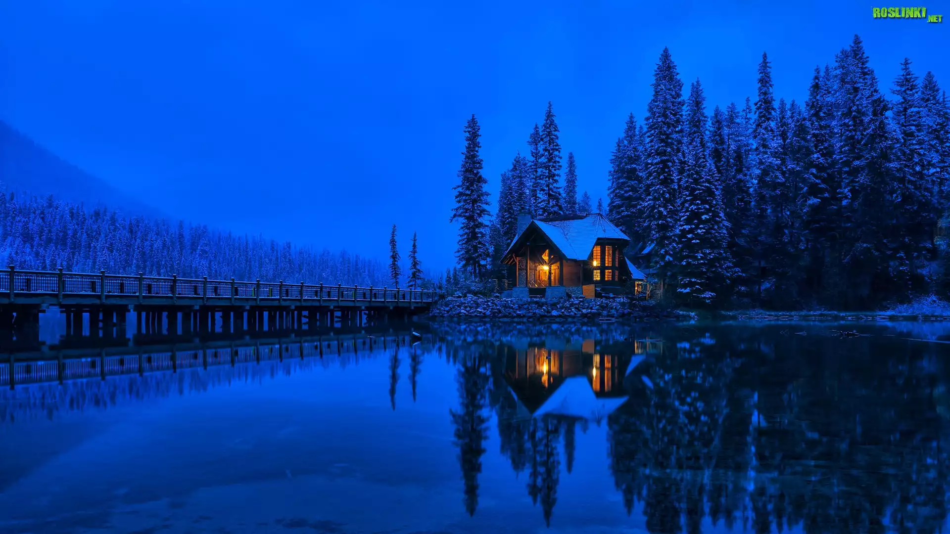 Park Narodowy Yoho, Jezioro, Emerald Lake, Dom, Oświetlony, Most, Góry, Las, Drzewa, Prowincja Kolumbia Brytyjska, Kanada