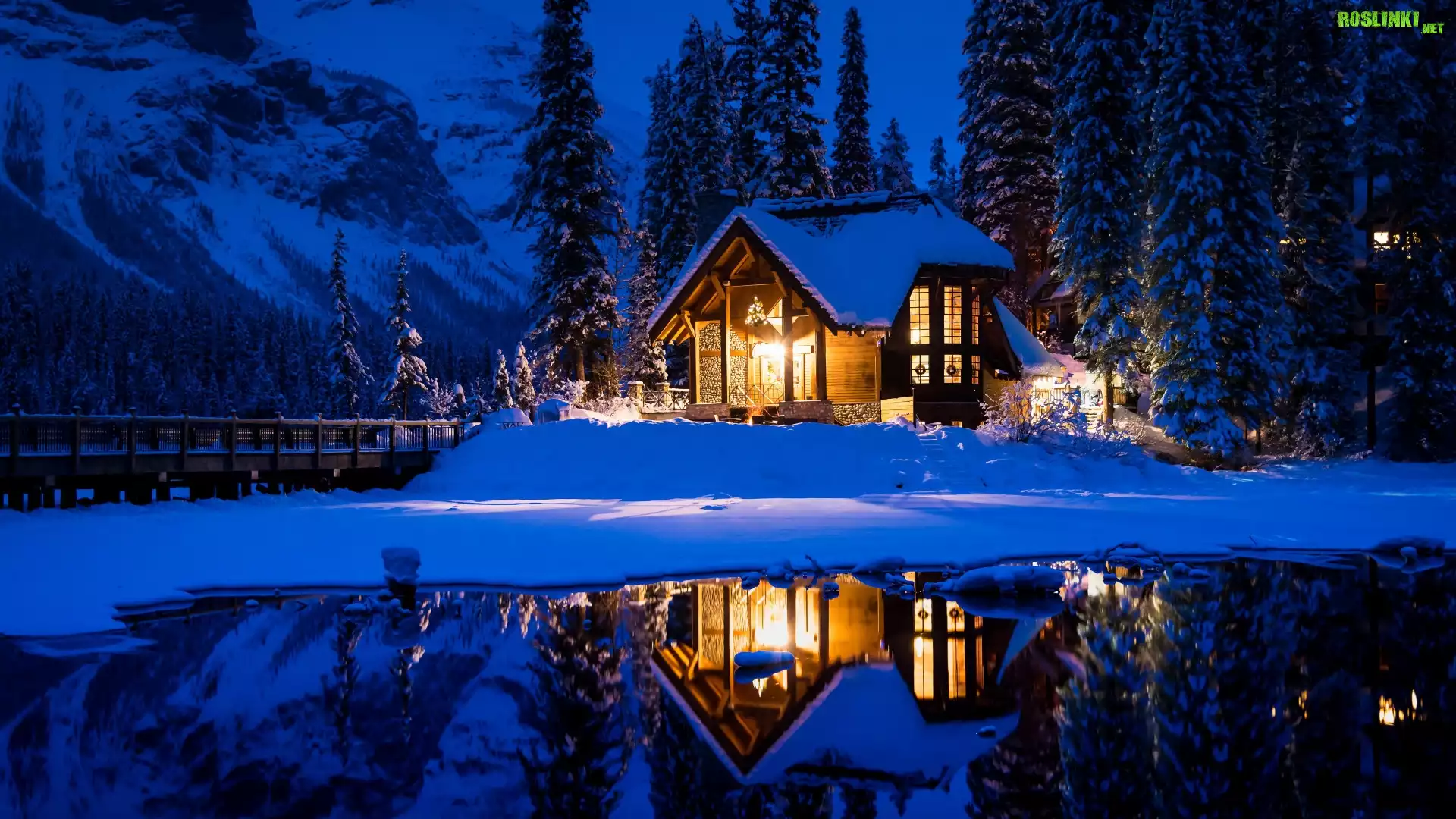 Park Narodowy Yoho, Jezioro Emerald Lake, Zima, Śnieg, Dom, Oświetlony, Most, Góry, Las, Drzewa, Prowincja Kolumbia Brytyjska, Kanada