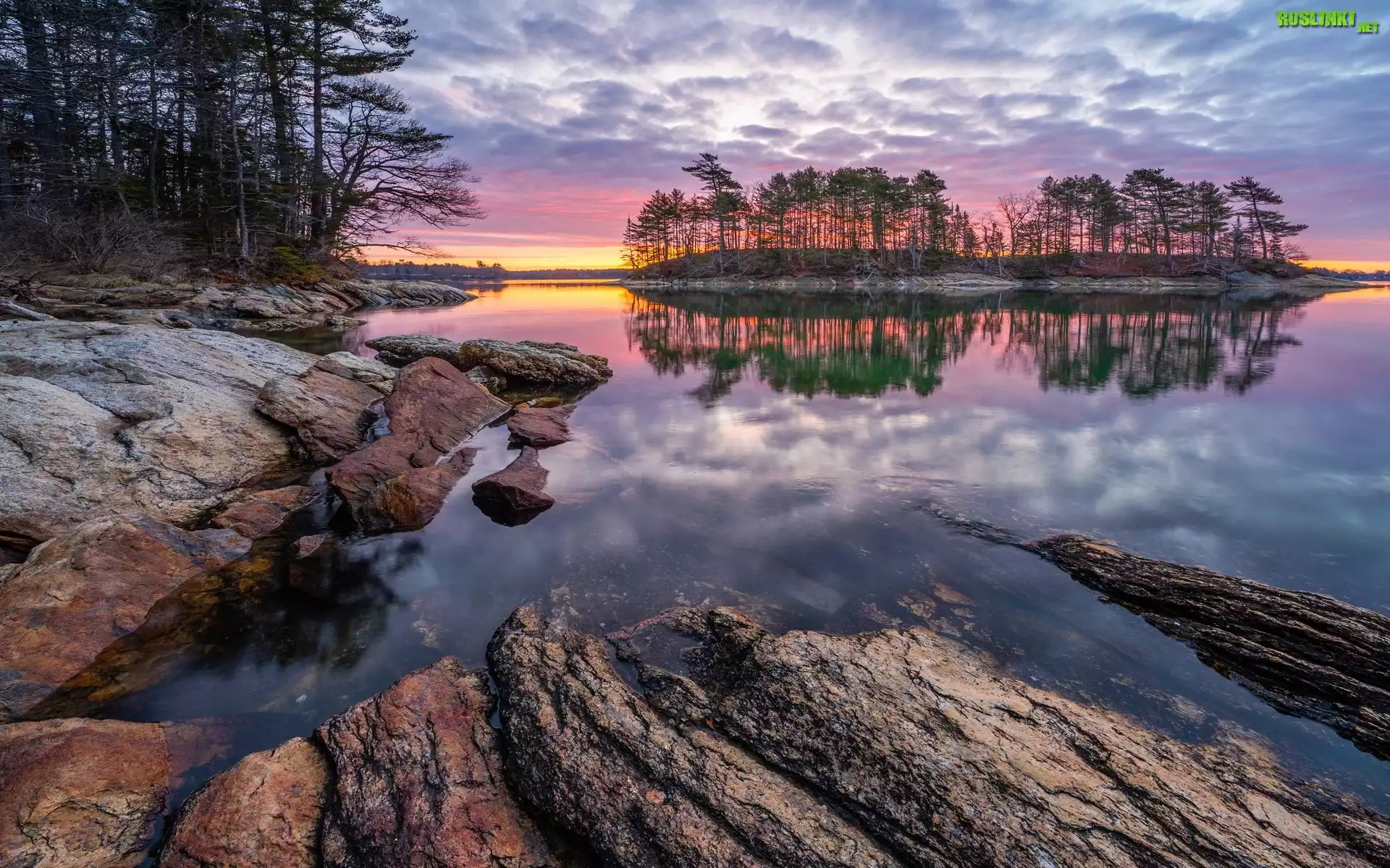 Jezioro, Drzewa, Skały, Zachód słońca, Chmury, Park stanowy Wolfes Neck Woods, Freeport, Stan Maine, Stany Zjednoczone