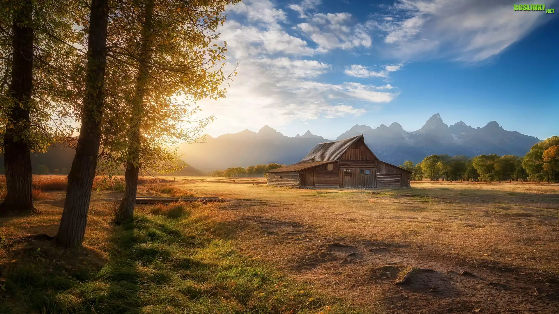 Park Narodowy Grand Teton, Góry, Dom, Stodoła, Drzewa, Wschód słońca, Chmury, Stan Wyoming, Stany Zjednoczone