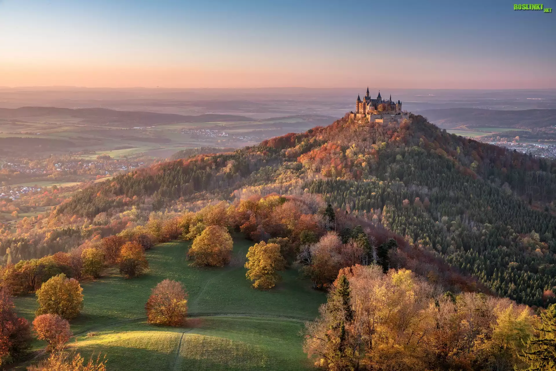 Niemcy, Badenia-Wirtembergia, Hechingen, Zamek Hohenzollern, Jesień, Góra, Drzewa, Pola