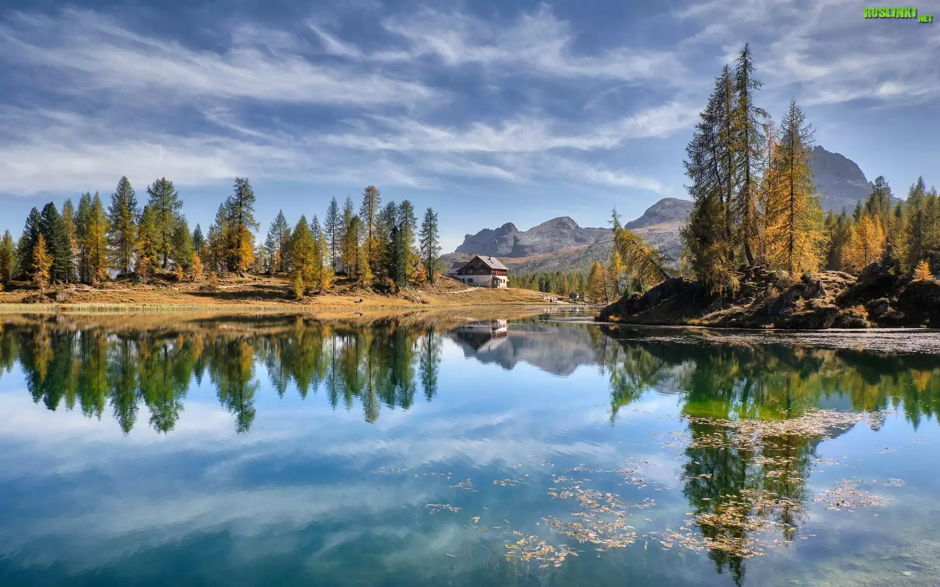 Jezioro Lago Federa, Prowincja Belluno, Włochy, Góry Dolomity, Schronisko, Dom, Drzewa, Jesień, Odbicie