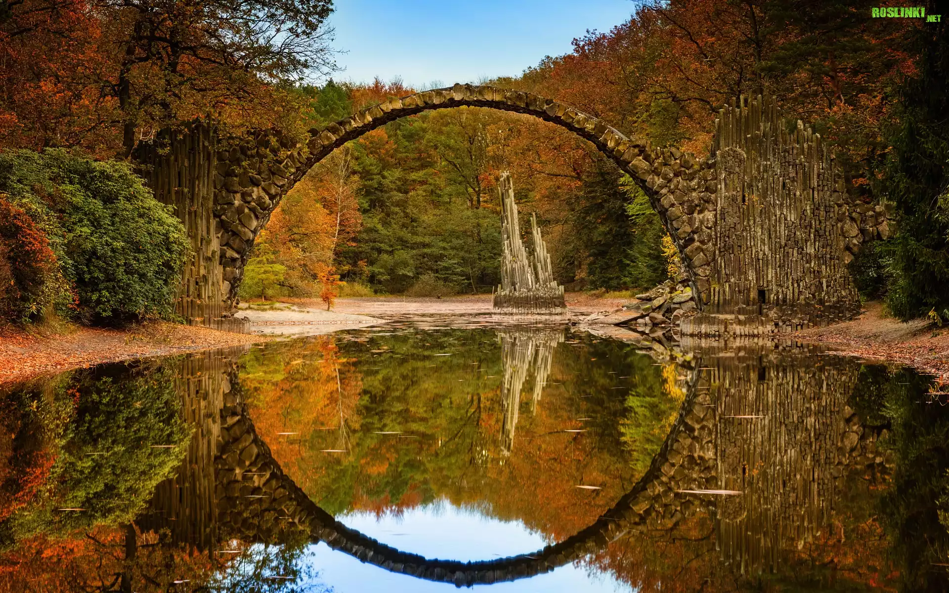 Niemcy, Saksonia, Park Rododendronów Kromlau, Kamienny, Most łukowy, Jezioro Rakotz, Drzewa, Jesień, Odbicie